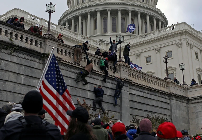 Người biểu tình xông vào Điện Capitol hôm 6-1-2021.Ảnh: REUTERS Người biểu tình xông vào Điện Capitol hôm 6-1-2021.Ảnh: REUTERS