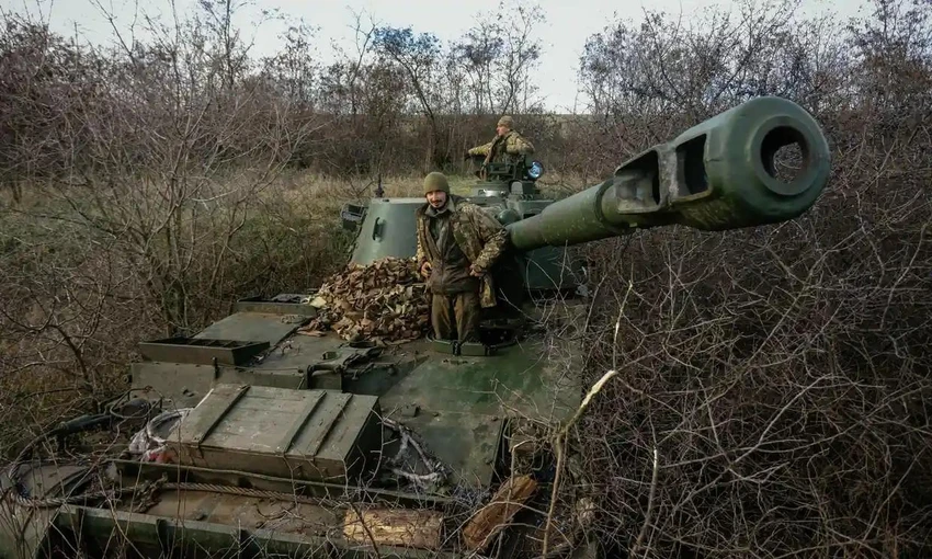 Lính pháo binh Ukraine đứng trên khẩu lựu pháo gần một vị trí tiền tuyến không được tiết lộ ở miền đông Ukraine. Ảnh: AFP Lính pháo binh Ukraine đứng trên khẩu lựu pháo gần một vị trí tiền tuyến không được tiết lộ ở miền đông Ukraine. Ảnh: AFP