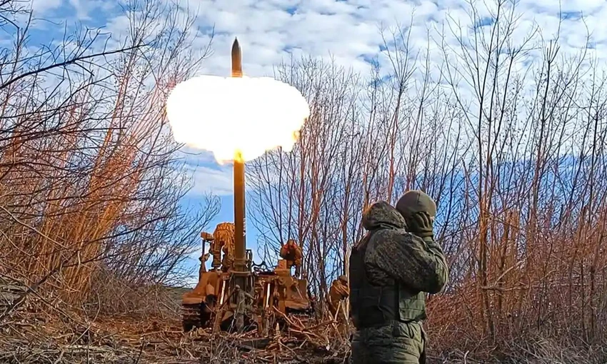 Các binh sĩ của Cộng hòa Nhân dân Donetsk tự xưng (DPR) bắn lựu pháo vào mặt trận biên giới Bakhmut ở Donetsk. Ảnh: ANADOLU AGENCY Các binh sĩ của Cộng hòa Nhân dân Donetsk tự xưng (DPR) bắn lựu pháo vào mặt trận biên giới Bakhmut ở Donetsk. Ảnh: ANADOLU AGENCY