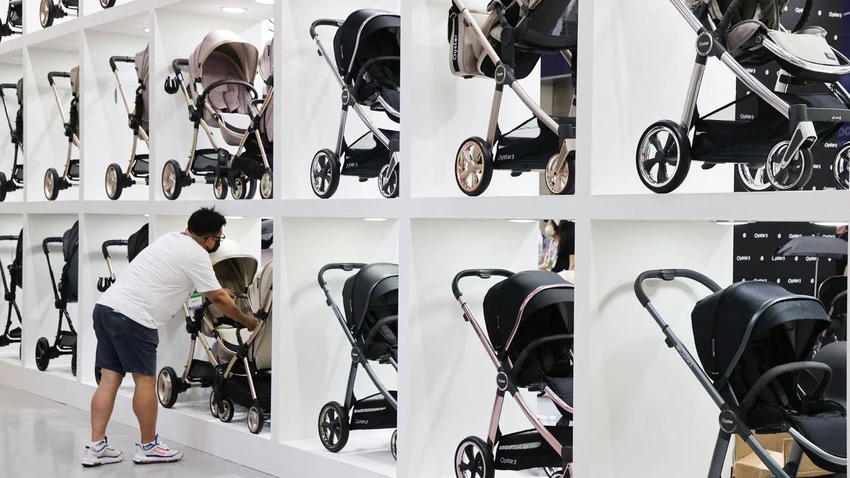 Điểm bán xe nôi tại một hội chợ dành cho trẻ sơ sinh tại Hàn Quốc. Ảnh: YONHAP