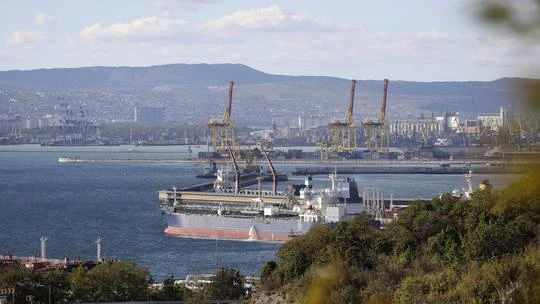Một tàu chở dầu đang neo đậu tại khu phức hợp Sheskharis ở Novorossiysk, Nga vào ngày 11-10. Ảnh: AP