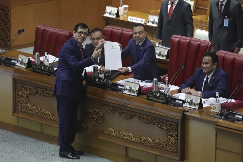Bộ trưởng Tư pháp và Nhân quyền Indonesia - ông Yasonna Laoly (trái) và Phó Chủ tịch Hạ viện Sufmi Dasco Ahmad trong phiên họp phê chuẩn bộ luật hình sự mới tại tòa nhà quốc hội ở thủ đô Jakarta (Indonesia) ngày 6-12. Ảnh: AP Bộ trưởng Tư pháp và Nhân quyền Indonesia - ông Yasonna Laoly (trái) và Phó Chủ tịch Hạ viện Sufmi Dasco Ahmad trong phiên họp phê chuẩn bộ luật hình sự mới tại tòa nhà quốc hội ở thủ đô Jakarta (Indonesia) ngày 6-12. Ảnh: AP