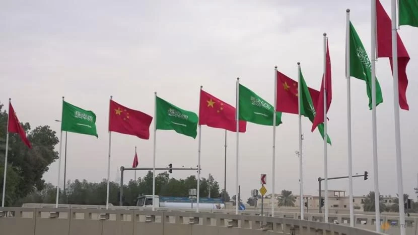 Bên ngoài Hội nghị thượng đỉnh Trung Quốc-Saudi Arabia ở thủ đô Riyadh (Saudi Arabia) ngày 7-12. Ảnh: REUTERS Bên ngoài Hội nghị thượng đỉnh Trung Quốc-Saudi Arabia ở thủ đô Riyadh (Saudi Arabia) ngày 7-12. Ảnh: REUTERS