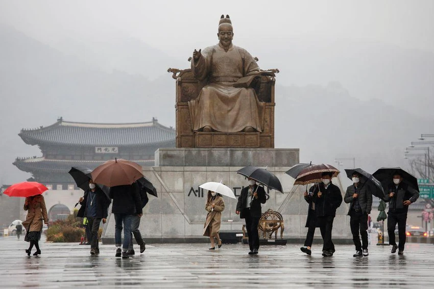 Người dân thủ đô Seoul (Hàn Quốc) ngày 17-11. Ảnh: REUTERS