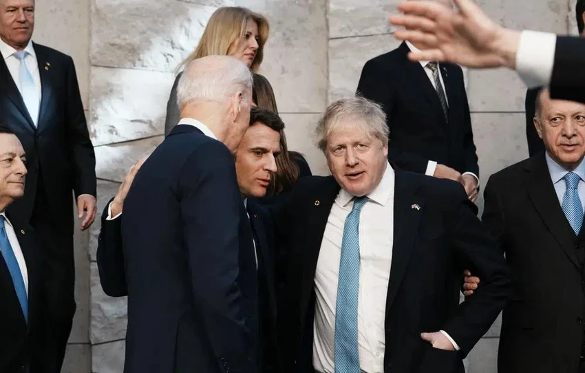 Tổng thống Pháp Emmanuel Macron (giữa) quàng tay lên vai Tổng thống Mỹ Joe Biden (trái) và cựu Thủ tướng Anh Boris Johnson trong hội nghị thượng đỉnh NATO bất thường hồi tháng 3-2022. Ảnh: AP Tổng thống Pháp Emmanuel Macron (giữa) quàng tay lên vai Tổng thống Mỹ Joe Biden (trái) và cựu Thủ tướng Anh Boris Johnson trong hội nghị thượng đỉnh NATO bất thường hồi tháng 3-2022. Ảnh: AP