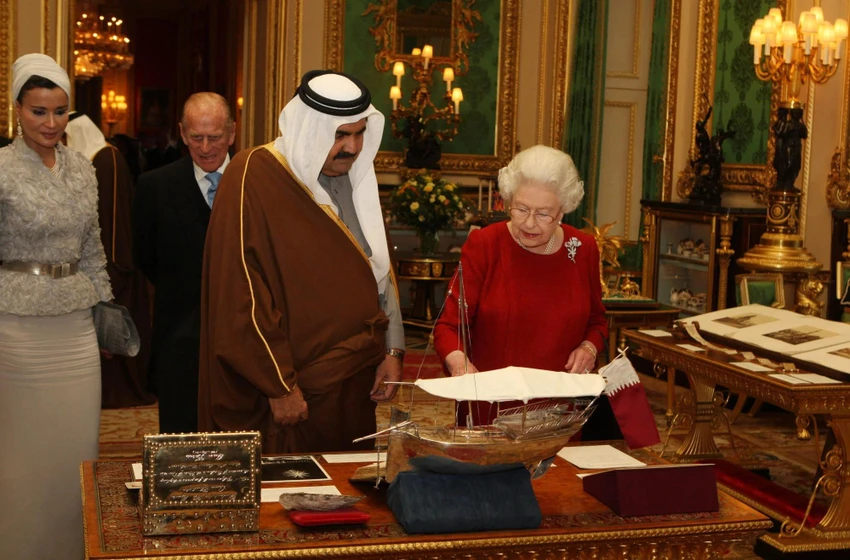 Cố Nữ hoàng Elizabeth II và cựu Tiểu vương Qatar - Sheikh Hamad bin Khalifa al-Thani xem các vật trưng bày từ Bộ sưu tập Hoàng gia tại Lâu đài Windsor (Anh) trong chuyến thăm cấp nhà nước của ông vào năm 2010. Ảnh: GETTY IMAGES Cố Nữ hoàng Elizabeth II và cựu Tiểu vương Qatar - Sheikh Hamad bin Khalifa al-Thani xem các vật trưng bày từ Bộ sưu tập Hoàng gia tại Lâu đài Windsor (Anh) trong chuyến thăm cấp nhà nước của ông vào năm 2010. Ảnh: GETTY IMAGES