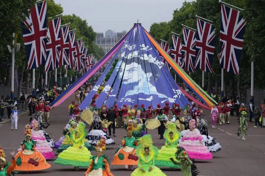 Đoàn diễu hành mừng Đại lễ Bạch kim kỷ niệm 70 năm trị vì của Nữ hoàng Anh Elizabeth II, bên ngoài Điện Buckingham, London vào tháng 6-2022. Ảnh: AP Đoàn diễu hành mừng Đại lễ Bạch kim kỷ niệm 70 năm trị vì của Nữ hoàng Anh Elizabeth II, bên ngoài Điện Buckingham, London vào tháng 6-2022. Ảnh: AP