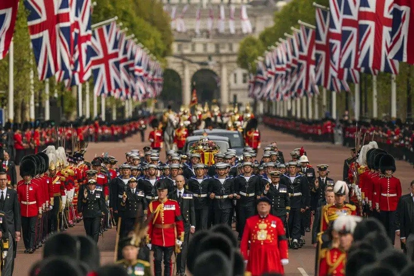 Linh cữu của Nữ hoàng Elizabeth II được kéo qua Điện Buckingham sau lễ tang của bà ở Tu viện Westminster ngày 19-9. Ngày 8-9 (giờ địa phương), Điện Buckingham thông báo Nữ hoàng Elizabeth II qua đời tại lâu đài Balmoral, thọ 96 tuổi. Ảnh: AP Linh cữu của Nữ hoàng Elizabeth II được kéo qua Điện Buckingham sau lễ tang của bà ở Tu viện Westminster ngày 19-9. Ngày 8-9 (giờ địa phương), Điện Buckingham thông báo Nữ hoàng Elizabeth II qua đời tại lâu đài Balmoral, thọ 96 tuổi. Ảnh: AP