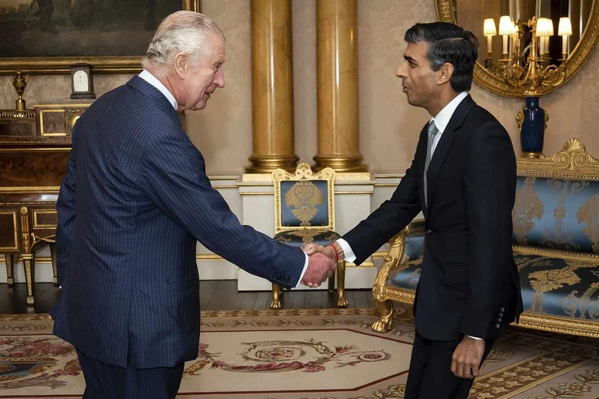 Ông Rishi Sunak diện kiến Vua Charles III tại Điện Buckingham. Chỉ trong một năm, nước Anh đã có hai lần thay đổi thủ tướng. Ảnh: PEOPLE Ông Rishi Sunak diện kiến Vua Charles III tại Điện Buckingham. Chỉ trong một năm, nước Anh đã có hai lần thay đổi thủ tướng. Ảnh: PEOPLE