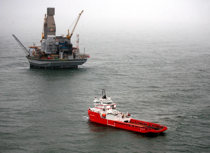 Một con tàu rời giàn khoan dầu ngoài khơi đảo Sakhalin (Nga). Ảnh: REUTERS Một con tàu rời giàn khoan dầu ngoài khơi đảo Sakhalin (Nga). Ảnh: REUTERS