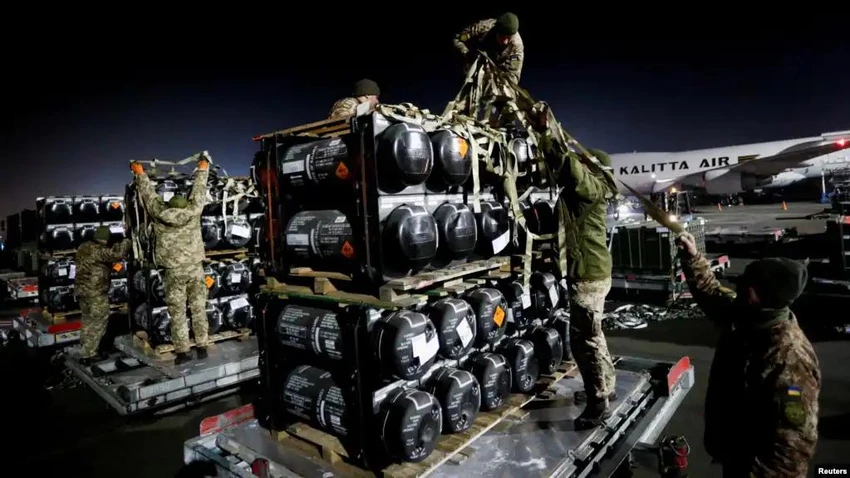 Viện trợ vũ khí của Mỹ đến sân bay quốc tế Boryspil (Ukraine) hồi tháng 2. Ảnh: REUTERS Viện trợ vũ khí của Mỹ đến sân bay quốc tế Boryspil (Ukraine) hồi tháng 2. Ảnh: REUTERS