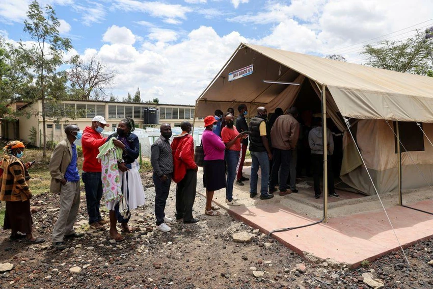 Người dân Kenya xếp hàng để được tiêm vaccine ngừa COVID-19. Ảnh: REUTERS Người dân Kenya xếp hàng để được tiêm vaccine ngừa COVID-19. Ảnh: REUTERS