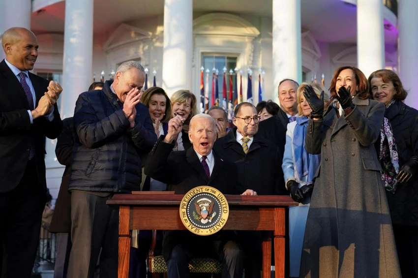 Tổng thống Biden và các khách mời tại lễ ký luật hôn nhân đồng giới hôm 13-12. Ảnh: REUTERS Tổng thống Biden và các khách mời tại lễ ký luật hôn nhân đồng giới hôm 13-12. Ảnh: REUTERS