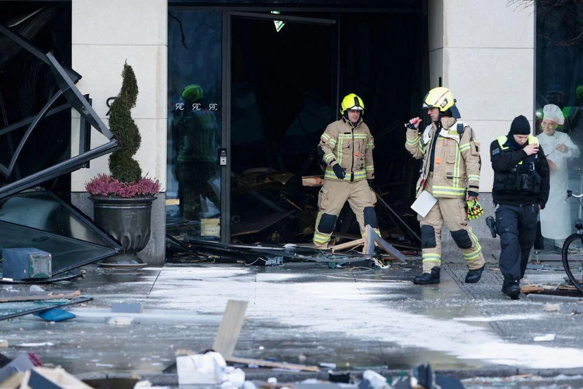 Lực lượng cứu hỏa bên ngoài hiện trường vụ việc. Ảnh: REUTERS Lực lượng cứu hỏa bên ngoài hiện trường vụ việc. Ảnh: REUTERS