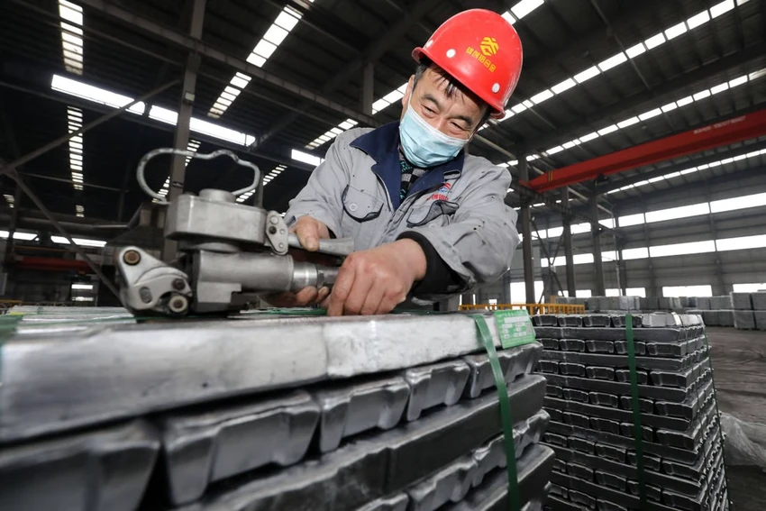 Công nhân làm việc tại một nhà máy sản xuất nhôm ở tỉnh An Huy, miền đông Trung Quốc vào tháng 2. Ảnh: AFP Công nhân làm việc tại một nhà máy sản xuất nhôm ở tỉnh An Huy, miền đông Trung Quốc vào tháng 2. Ảnh: AFP
