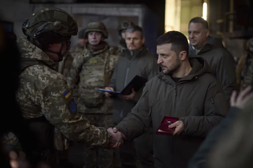 Tổng thống Ukraine Volodymyr Zelensky gặp gỡ các binh sĩ ở TP Bakhmut, tỉnh Donetsk (Ukraine) ngày 20-12. Ảnh: AP Tổng thống Ukraine Volodymyr Zelensky gặp gỡ các binh sĩ ở TP Bakhmut, tỉnh Donetsk (Ukraine) ngày 20-12. Ảnh: AP