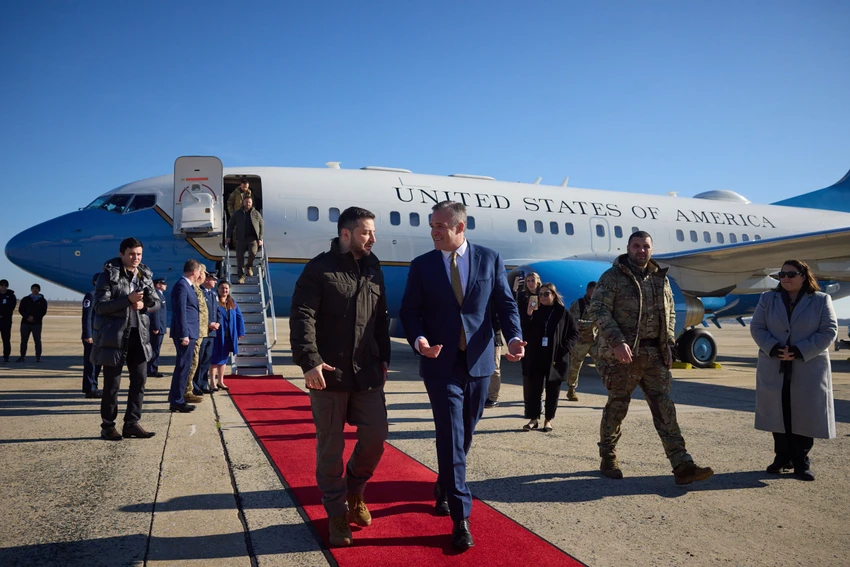 Trưởng ban lễ tân của Bộ Ngoại giao Mỹ Rufus Gifford (phải) đón Tổng thống Ukraine Volodymyr Zelensky tại căn cứ quân sự Andrews (quận Prince George, bang Maryland) chiều 21-12. Ảnh: VĂN PHÒNG TỔNG THỐNG UKRAINE. Trưởng ban lễ tân của Bộ Ngoại giao Mỹ Rufus Gifford (phải) đón Tổng thống Ukraine Volodymyr Zelensky tại căn cứ quân sự Andrews (quận Prince George, bang Maryland) chiều 21-12. Ảnh: VĂN PHÒNG TỔNG THỐNG UKRAINE.