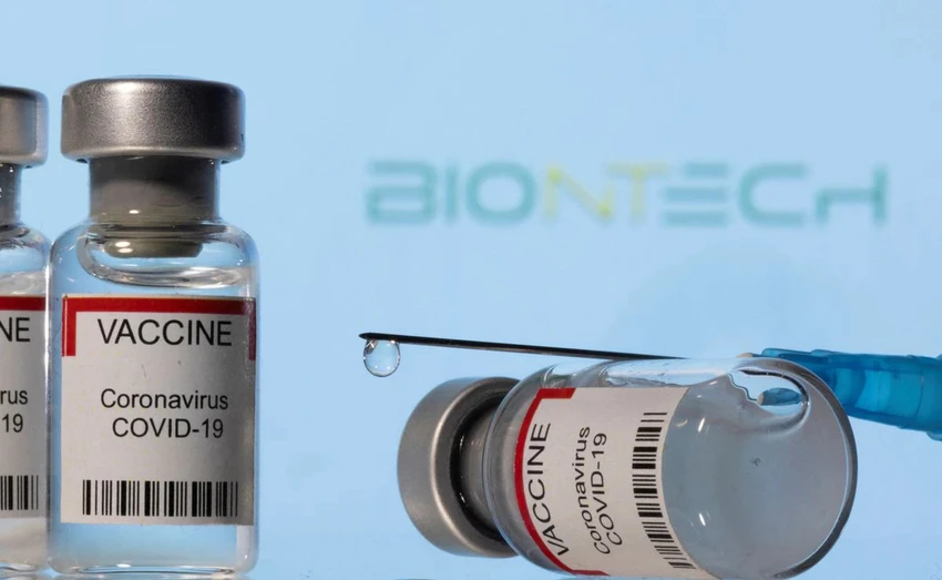 Lọ vaccine COVID-19 của công ty BioNTech. Ảnh: REUTERS Lọ vaccine COVID-19 của công ty BioNTech. Ảnh: REUTERS
