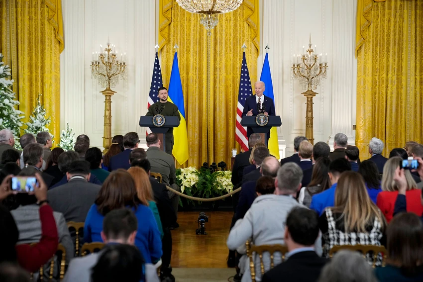 Hai nhà lãnh đạo họp báo chung tại Nhà Trắng. Tại đây ông Biden đã cam kết nhiều khoản viện trợ cho Ukraine, bao gồm cả hệ thống phòng thủ tên lửa Patriot. Ảnh: AP Hai nhà lãnh đạo họp báo chung tại Nhà Trắng. Tại đây ông Biden đã cam kết nhiều khoản viện trợ cho Ukraine, bao gồm cả hệ thống phòng thủ tên lửa Patriot. Ảnh: AP