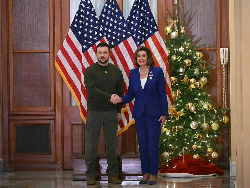 Tối 21-12, ông Zelensky đã gặp Chủ tịch Hạ viện Mỹ Nancy Pelosi. Ảnh: AFP Tối 21-12, ông Zelensky đã gặp Chủ tịch Hạ viện Mỹ Nancy Pelosi. Ảnh: AFP