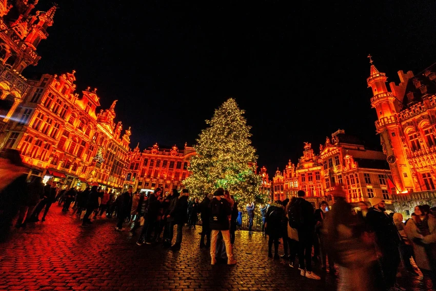Du khách đứng trước cây thông Noel tại tòa thị chính ở thủ đô Brussels (Bỉ). Ảnh: AP Du khách đứng trước cây thông Noel tại tòa thị chính ở thủ đô Brussels (Bỉ). Ảnh: AP