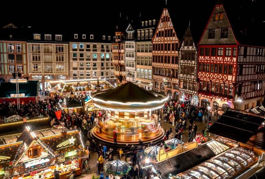 Người dân mua sắm tại khu chợ Giáng sinh truyền thống ở thành phố Frankfurt (Đức). Ảnh: AP Người dân mua sắm tại khu chợ Giáng sinh truyền thống ở thành phố Frankfurt (Đức). Ảnh: AP