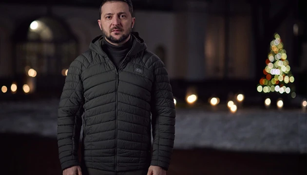 Tổng thống Ukraine Volodymyr Zelensky gửi thông điệp Giáng sinh đến người dân nước này ngày 24-12. Ảnh: UKRINFORM Tổng thống Ukraine Volodymyr Zelensky gửi thông điệp Giáng sinh đến người dân nước này ngày 24-12. Ảnh: UKRINFORM