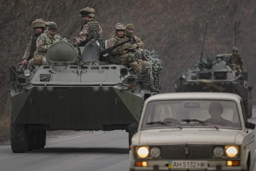 Binh lính Ukraine ngồi trên xe bọc thép trên một con đường ở vùng Donetsk, miền đông Ukraine ngày 24-2 - thời điểm Nga bắt đầu đưa quân vào Ukraine. Ảnh: AP