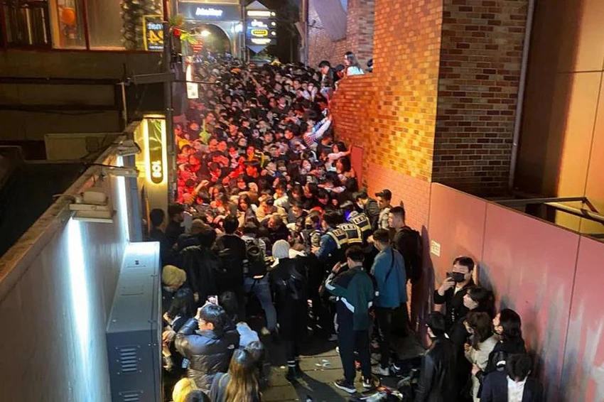 Ít nhất 158 người đã thiệt mạng trong vụ giẫm đạp kinh hoàng tại khu phố Itaewon, Seoul, Hàn Quốc trong đêm 29-10. Ảnh: THE STRAIT TIMES