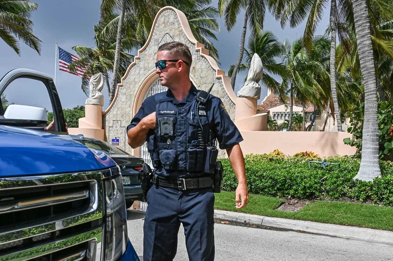 Ngày 8-8, Cục Điều tra Liên bang Mỹ (FBI) phát lệnh khám xét dinh thự của cựu Tổng thống Mỹ Donald Trump ở Mar-a-Lago (Florida). Trong ảnh, lực lượng thực thi pháp luật bên ngoài dinh thự của cựu tổng thống. Ảnh: AFP