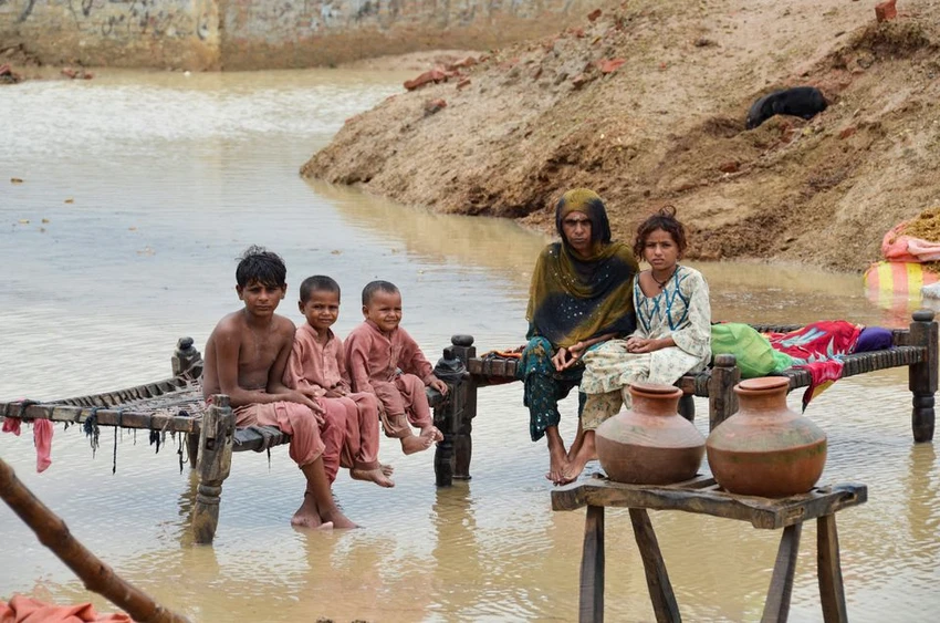 Lũ lụt ở thành phố Dera Allah Yar, quận Jafferabad, tỉnh Balochistan (Pakistan) ngày 25-8. Ảnh: REUTERS Lũ lụt ở thành phố Dera Allah Yar, quận Jafferabad, tỉnh Balochistan (Pakistan) ngày 25-8. Ảnh: REUTERS