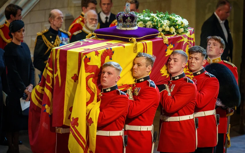 Chiều tối ngày 8-9 (giờ địa phương), Điện Buckingham ra thông báo Nữ hoàng Anh Elizabeth qua đời tại lâu đài Balmoral ở Scotland vào ngày 8-9, thọ 96 tuổi. Trong ảnh, linh cửu của Nữ hoàng Elizabeth II được đưa vào Điện Westminster hôm 14-9. Ảnh: GETTY