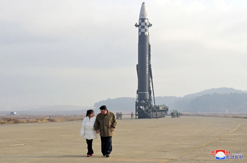 Trong năm 2022, CHDCND Triều Tiên đã thực hiện hơn 92 vụ phóng tên lửa đạn đạo và các loại tên lửa khác - con số cao nhất từ trước đến nay. Trong ảnh, nhà lãnh đạo Triều Tiên Kim Jong-un và con gái trong buổi thị sát tại một bãi phóng tên lửa. Ảnh: KCNA