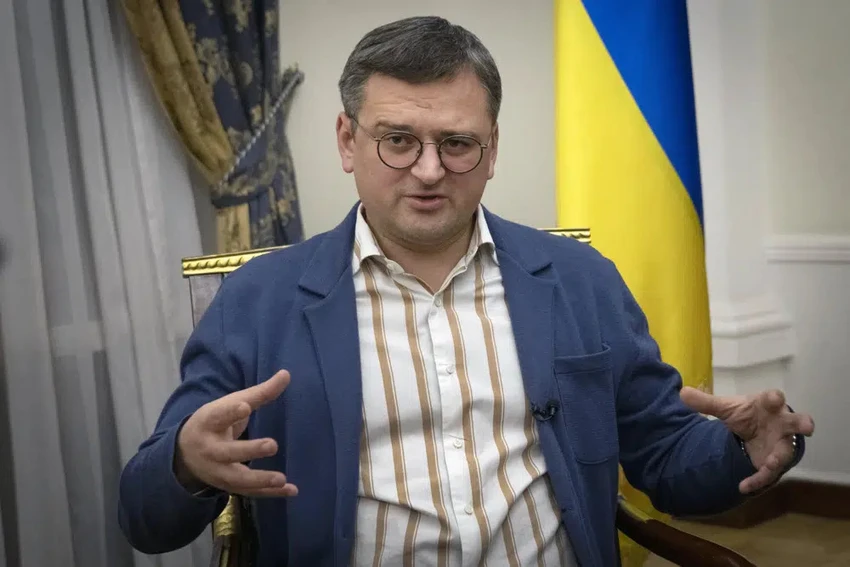 Ngoại trưởng Ukraine Dmytro Kuleba trả lời phỏng vấn với hãng tin AP tại tại trụ sở Bộ ngoại giao ở thủ đô Kiev (Ukraine) ngày 26-12. Ảnh: AP Ngoại trưởng Ukraine Dmytro Kuleba trả lời phỏng vấn với hãng tin AP tại tại trụ sở Bộ ngoại giao ở thủ đô Kiev (Ukraine) ngày 26-12. Ảnh: AP