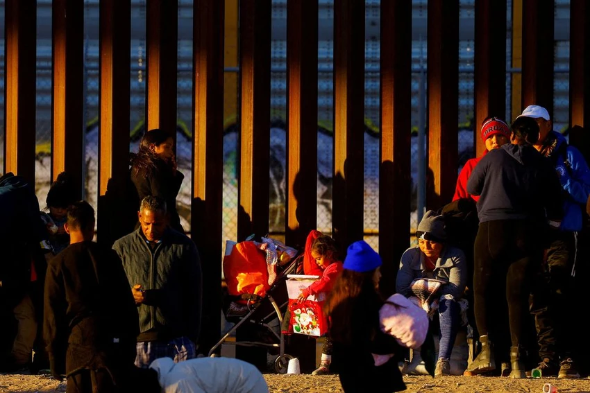 Người di cư ở khu vực biên giới giữa Mexico và bang Texas hôm 25-12. Ảnh: REUTERS Người di cư ở khu vực biên giới giữa Mexico và bang Texas hôm 25-12. Ảnh: REUTERS