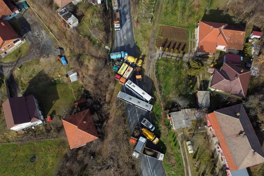 Người biểu tình dựng rào chắn bằng xe tải ở thị trấn Mitrovica, phía bắc Kosovo. Ảnh: REUTERS Người biểu tình dựng rào chắn bằng xe tải ở thị trấn Mitrovica, phía bắc Kosovo. Ảnh: REUTERS