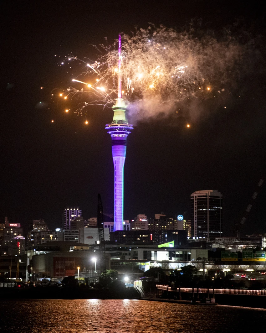 Pháo hoa trên bầu trời toà tháp Sky Tower ở TP Auckland (New Zealand). Ảnh: AP Pháo hoa trên bầu trời toà tháp Sky Tower ở TP Auckland (New Zealand). Ảnh: AP