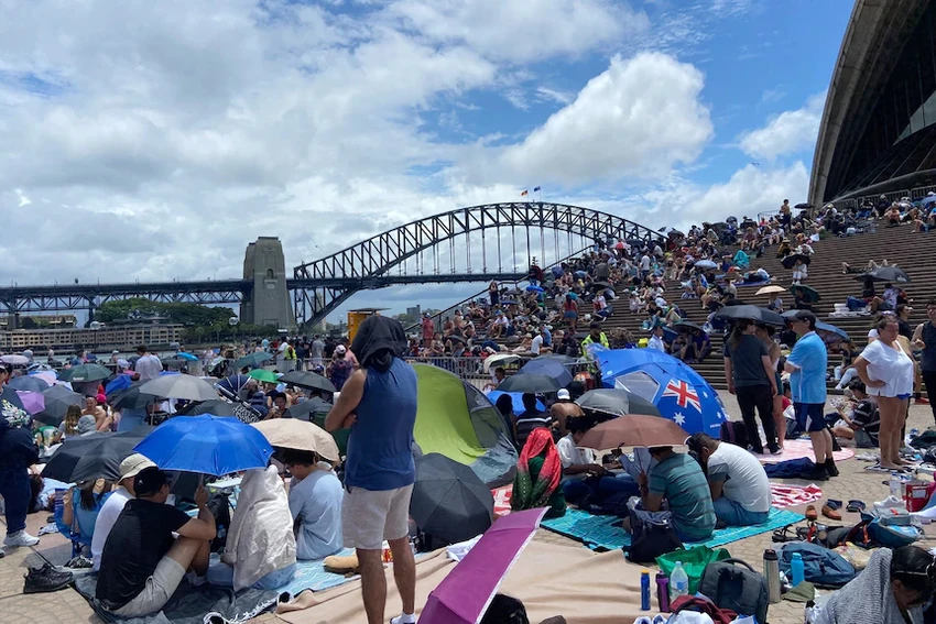 Người dân Úc đổ về Cầu Cảng Sydney từ sáng sớm để chờ xem pháo hoa. Ảnh: ABC NEWS Người dân Úc đổ về Cầu Cảng Sydney từ sáng sớm để chờ xem pháo hoa. Ảnh: ABC NEWS