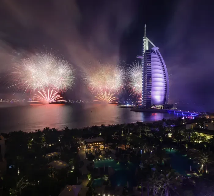 Pháo hoa ở xung quanh tòa nhà cao nhất thế giới Burj Khalifa ở Dubai (UAE). Ảnh: ANADOLU AGENCY Pháo hoa ở xung quanh tòa nhà cao nhất thế giới Burj Khalifa ở Dubai (UAE). Ảnh: ANADOLU AGENCY