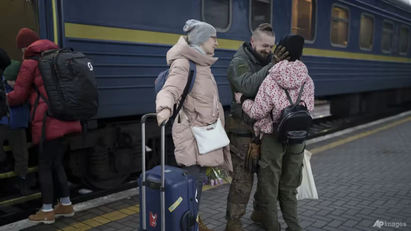 Anh Vasyl Khomko - một quân nhân Ukraine - đón vợ và con gái về Kiev đoàn tụ dịp năm mới sau nhiều tháng xa cách. Ảnh: AP Anh Vasyl Khomko - một quân nhân Ukraine - đón vợ và con gái về Kiev đoàn tụ dịp năm mới sau nhiều tháng xa cách. Ảnh: AP