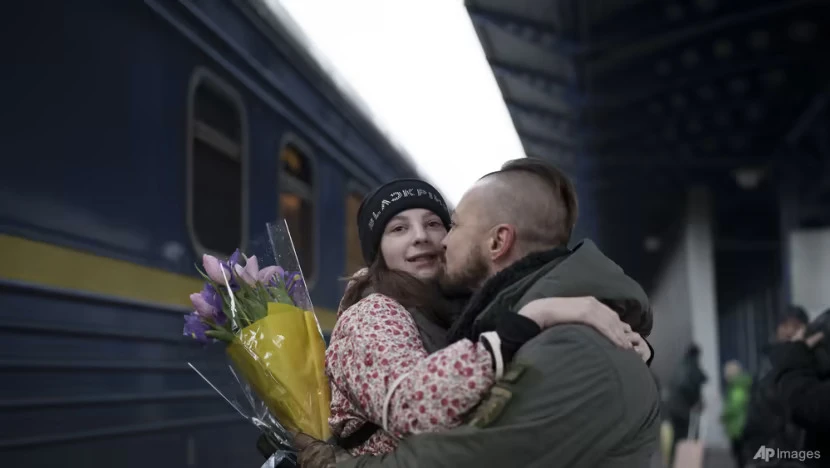 Anh Vasyl Khomko cùng cô con gái Yana. Ảnh: AP Anh Vasyl Khomko cùng cô con gái Yana. Ảnh: AP
