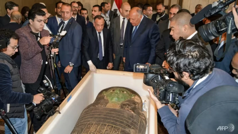 Ngoại trưởng Ai Cập Sameh Shoukry và người đứng đầu Hội đồng Cổ vật Ai Cập Mostafa Waziri kiểm tra "qiuan tài xanh". Ảnh: AFP