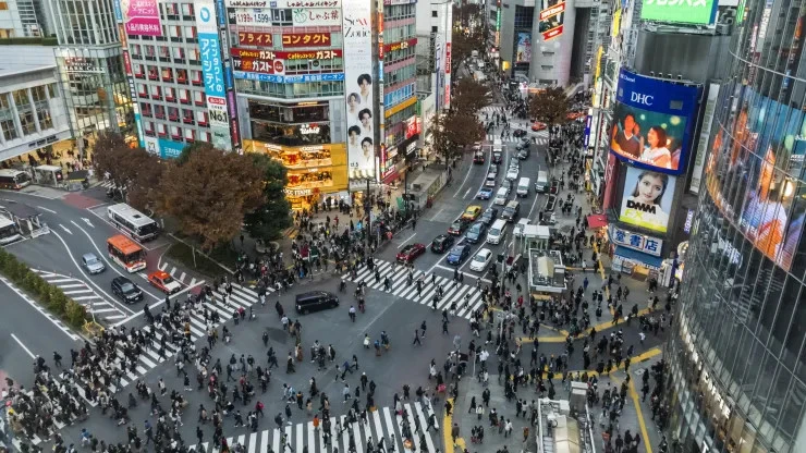 Thủ đô Tokyo là một trong những thành phố đông dân nhất thế giới, trong khi các vùng nông thôn của Nhật đang phải gánh chịu tình trạng dân số già và tỉ lệ sinh giảm. Ảnh: CNBC