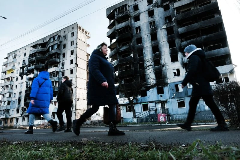 Người dân đi bộ qua thị trấn Borodianka, ngoại ô Kiev (Ukraine) ngày 2-1. Ảnh: BLOOMBERG Người dân đi bộ qua thị trấn Borodianka, ngoại ô Kiev (Ukraine) ngày 2-1. Ảnh: BLOOMBERG