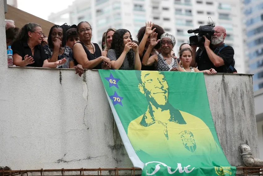 Các thành viên gia đình Pelé đưa tiễn ông. Ảnh: REUTERS Các thành viên gia đình Pelé đưa tiễn ông. Ảnh: REUTERS