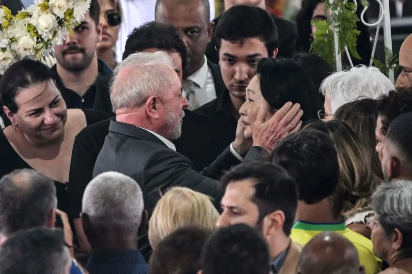 Tổng thống Brazil Luiz Inácio Lula da Silva gặp bà Marcia Aoki - vợ của huyền thoại bóng đá Pelé. Ảnh: AFP Tổng thống Brazil Luiz Inácio Lula da Silva gặp bà Marcia Aoki - vợ của huyền thoại bóng đá Pelé. Ảnh: AFP