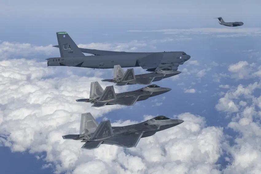 Máy bay ném bom B-52 của Mỹ tập trận chung với máy bay chiến đấu F-35 của Hàn Quốc ngày 20-12-2022. Ảnh: BỘ QUỐC PHÒNG HÀN QUỐC Máy bay ném bom B-52 của Mỹ tập trận chung với máy bay chiến đấu F-35 của Hàn Quốc ngày 20-12-2022. Ảnh: BỘ QUỐC PHÒNG HÀN QUỐC