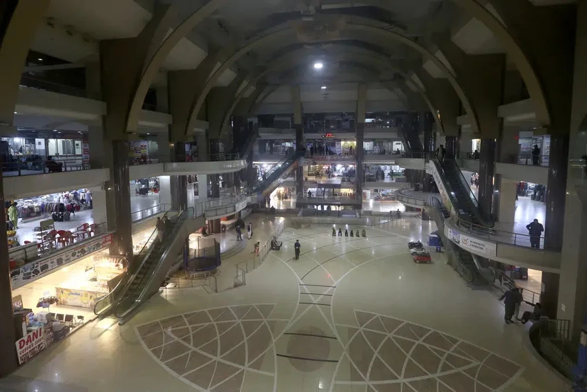 Một trung tâm mua sắm ở thành phố Peshawar (Pakistan) ngày 4-1. Ảnh: AP Một trung tâm mua sắm ở thành phố Peshawar (Pakistan) ngày 4-1. Ảnh: AP
