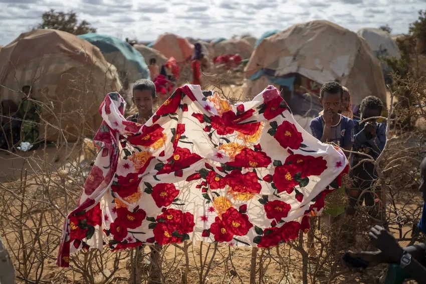 Trẻ em gần một khu di dời ở thị trấn Dollow, Somalia - một trong những quốc gia đang phải đối mặt với tình trạng thiếu lương thực. Ảnh: AP Trẻ em gần một khu di dời ở thị trấn Dollow, Somalia - một trong những quốc gia đang phải đối mặt với tình trạng thiếu lương thực. Ảnh: AP