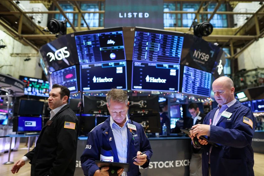 Các nhà giao dịch làm việc tại Sở Giao dịch chứng khoán New York hôm 5-1. Ảnh: REUTERS Các nhà giao dịch làm việc tại Sở Giao dịch chứng khoán New York hôm 5-1. Ảnh: REUTERS